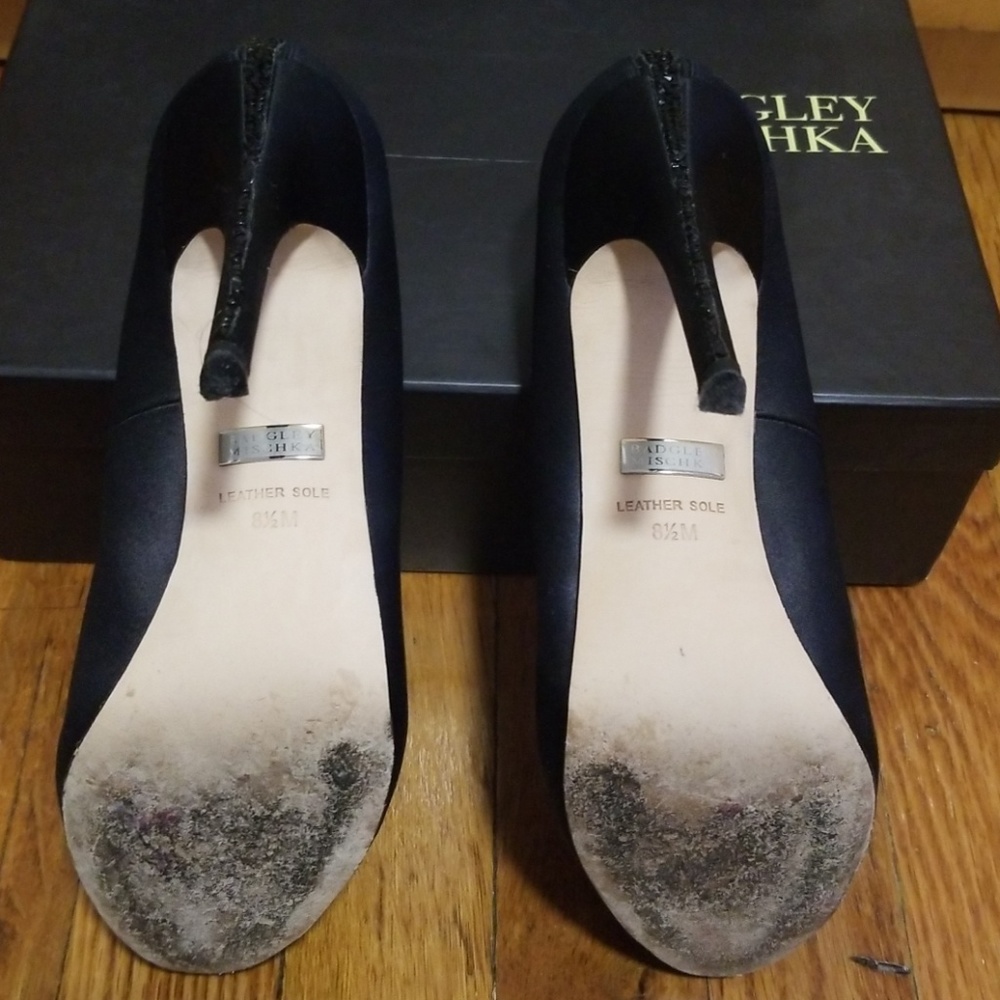 🌷👠Badgley Mischka Black satin 4" heels👠🌷 - Picture 4 of 8